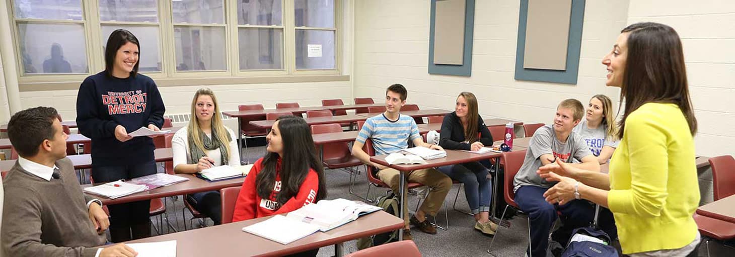 Detroit Mercy professor instructs psychology class